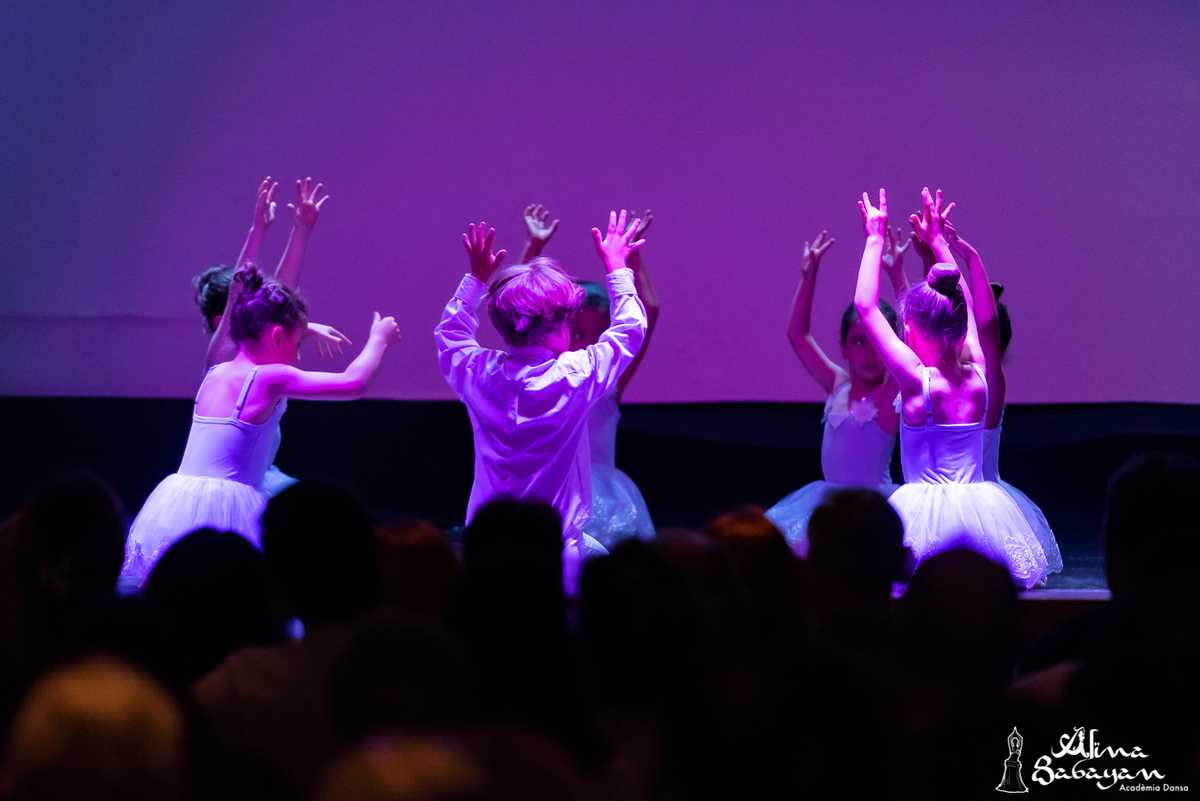 Alumnos de danza clásica infantil en el escenario